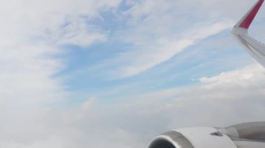 Uçak uçuyor, pencereden motora bakıyor. Pencereden ilk gören kişi. Uçan bir uçağın kanadı. Seyahat kavramı