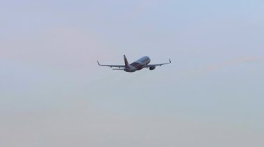 ALMATY, KAZAKHSTAN - 24 Haziran 2024: Yolcu uçağı Airbus A320, EI-KBV FlyArystan Almaty havaalanından kalkıyor, arka görüş,