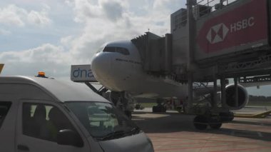 CHANGI, SINGAPORE - 30 HAZİRAN 2025: Boeing 777-31her, Singapur 'daki apron Changi havaalanı A6-ENL. Uçağın uçuş öncesi ve uçuş sonrası bakımı