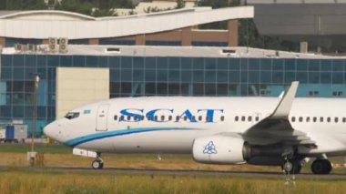 ALMATY, KAZAKHSTAN - 27 Haziran 2024: SCAT 737 sayılı ticari uçak Almaty havaalanında taksicilik yapıyor. Seyahat kavramı.