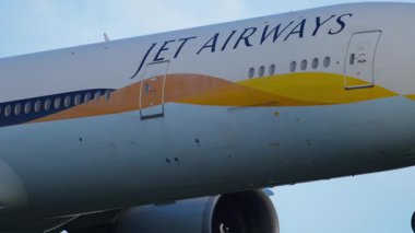 AMSTERDAM, NETHERLANDS - 25 Temmuz 2017: yavaş çekim, Boeing 777 Jet Airways uçuş. Schiphol Uluslararası Havaalanı, Amsterdam. Hint Havayolları
