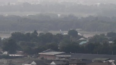 ALMATY, KAZAKHSTAN - 26 Haziran 2024: SCAT Havayollarından Boeing 737 Almaty havaalanından kalkış, yan görüş, uzak çekim. Seyahat kavramı