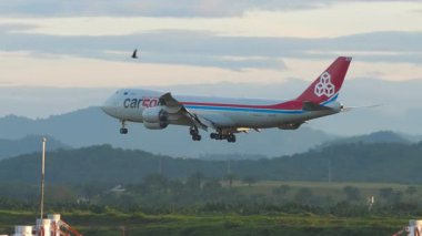 KUALA LUMPUR, MALAYSIA - 14 Ocak 2025: Boeing 747, Cargolux LX-VCC Kuala Lumpur Havalimanı 'na 50. Jumbo geliyor, yan görüş. Beneklenme