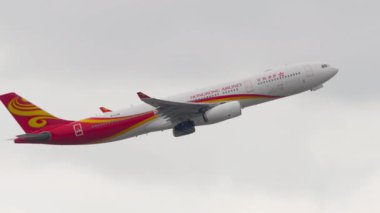 HONG KONG - 26 Ocak 2025: Airbus A330, Hong Kong Havayolları B-LHG Chek Kap Kok Havaalanı, Hong Kong. Uçak kalkıyor. Jet tırmanışı, yan görüş. Seyahat konsepti. Beneklenme