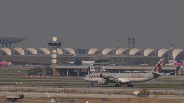 BANGKOK, THAILAND - 01 Mart 2023: Yolcu uçağı Airbus A330, Katar Havayolları A7-AEF iniş ve frenleme Suvarnabhumi Havaalanı. Spoiler hazır.