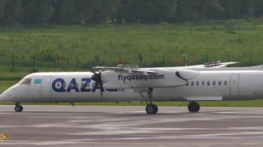 ALMATY, KAZAKHSTAN - 13 Mayıs 2024: Almaty havaalanındaki uçak pistinde. Turbopervane hava aracı, yan görüş. Seyahat kavramı