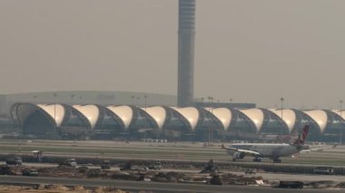 BANGKOK, THAILAND - 01 Mart 2023: Türk Hava Yolları 'ndan Airbus A330 Suvarnabhumi Havaalanı' na iniyor. Uçak geliyor, fren yapıyor. Spoiler hazır..