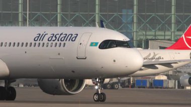 ALMATY, KAZAKHSTAN - 27 Haziran 2024: Sivil uçak Airbus A321, Air Astana 'dan EI-KGC Almaty Havaalanı, yan görüş pistinde. Uçak kalkışa hazır. Seyahat kavramı