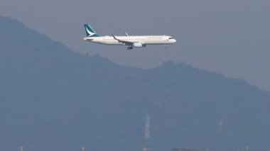 HONG KONG - 27 Ocak 2025: ticari uçak Airbus A321, B-HPG Cathay Pasifik uçağı Chek Kap Kok havaalanına indi, Hong Kong. Uçak uçuşu. Seyahat kavramı