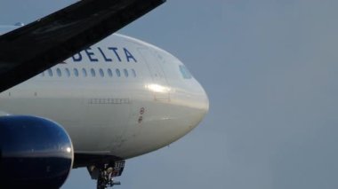 AMSTERDAM, NETHERLANDS - 25 Temmuz 2017: günbatımında Delta Air Airbus A330. Uçak geliyor. Piste inmeden dakikalar önce. Seyahat kavramı