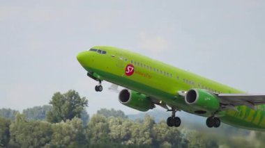 DÜZSELDORF, ALMANY - 24 Temmuz 2017: Boeing 737, S7 Airlines 'ın VP-BND' si Düsseldorf havaalanından havalanıyor. Uçak kalkıyor, yan görüş. Seyahat kavramı