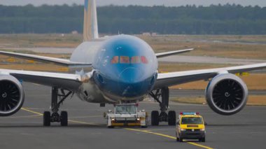 FRANKFURT AM MAIN, ALMANY - 20 Temmuz 2017: Vietnam Havayolları 'nın Boeing 787 Dreamliner' ı, ön görüş. Frankfurt am Main Havaalanı 'nda römorkör kalkıyor.