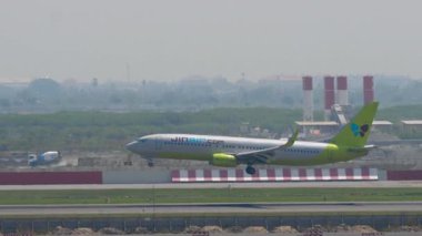 BANGKOK, THAILAND - 01 Mart 2023: vuruldu, yolcu uçağı Boeing 737, HL8246 Suvarnabhumi havaalanına indi. Uçak geliyor. Seyahat kavramı