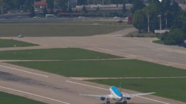 SOCHI, RUSSIA - 31 Temmuz 2022: Yolcu uçağı Airbus A320, Özbekistan Ekspresi 'nin UK32014 kalkışı, arka görüş. Uçak kalkıyor. Seyahat kavramı