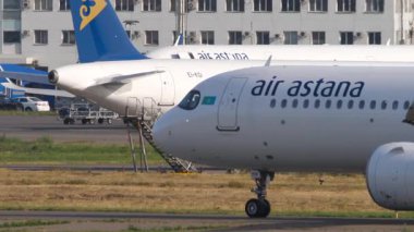 ALMATY, KAZAKHSTAN - 25 Haziran 2024: Airbus A321neo, EI-KGF, Air Astana tarafından işletilen, Almaty Havalimanı 'ndaki pistte taksicilik yapan, yan görüş açısından yakalanan