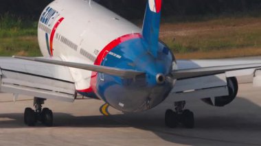 PHUKET, THAILAND - 13 Şubat 2023: Boeing 767, RA-73078 Azur Air taksicilik Phuket havaalanında. Taksiyoldaki ticari uçuş. Seyahat kavramı