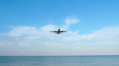 PHUKET, THAILAND - 17 HAZİRAN 2025: Yolcu Airbus A320, VT-EDD Air India inişi. Uçak tepemizde uçuyor.