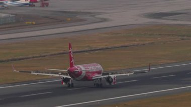 PHUKET, THAILAND - 13 Şubat 2023: Airplane Airbus A320, AirAsia 'nın 9M-RAO uçağı Phuket havaalanına indi. Jet uçağı yolcu uçağı geliyor. Turizm ve seyahat kavramı