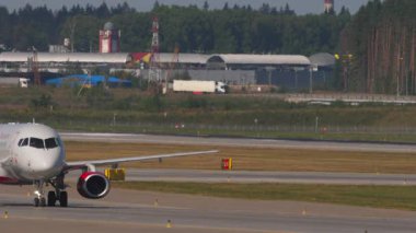 MOSCOW, Rusya Federasyonu - 31 Temmuz 2021: uçak Sukhoi Superjet 100, RA-89114 Rossiya Taxiing. Avia trafiği. Seyahat kavramı