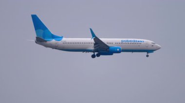 SOCHI, Rusya Federasyonu - 20 Kasım 2020: Pobeda Havayolları 'nın Boeing 737 uçağı iniş yapıyor, yan görüş. Turizm ve seyahat kavramı