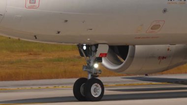 PHUKET, THAILAND - FEBRUARY 04, 2025: Airbus A320, B-8733 GX Airlines taksisi. Uçak iniş takımları ve motorları