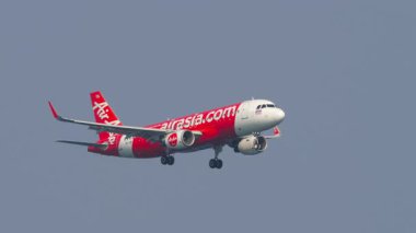 PHUKET, THAILAND - Şubat 04, 2025: Sinematik çekim, Airbus A320-216, Tayland Havaalanı HS-CBI Phuket havaalanına inişe geçiyor. Uçak uçuşu. Seyahat kavramı.