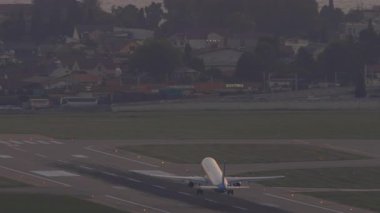 SOCHI, RUSSIA - AUGust 03, 2022: Airbus A320 Ural Havayolları uçağı Sochi havaalanından havalanır, arka görüş, uzak çekim. Uçak kalkıyor. Seyahat kavramı