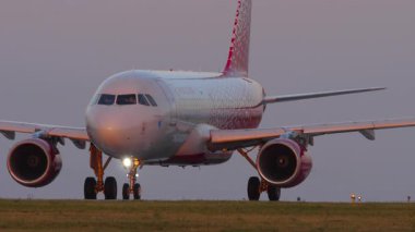 KAZAN, RUSSIA - 05 AĞUSTOS 2022: Airbus A319, RA-73205 Rossiya pisti gün batımında. Jet uçağı havaalanında.