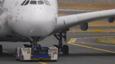 FRANKFURT AM MAIN, GERMANY - 20 Temmuz 2017: Yolcu uçağı Airbus A380 Thai Havayolları, kapatıyoruz. Kokpitin dışı