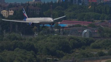 SOCHI, RUSSIA - 27 Temmuz 2022: Boeing 777, RA-73158 Aeroflot uçağı Sochi Havaalanı 'na indi. Uçak geliyor. Seyahat kavramı
