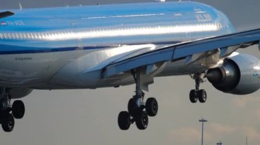 AMSTERDAM, NETHERLANDS - 25 Temmuz 2017: KLM Havayolları Amsterdam, Schiphol Havaalanı 'na iniş ve iniş pisti. Uçak geliyor, yan görüş.