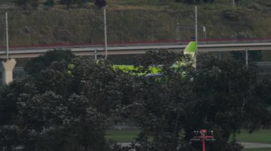 SOCHI, RUSSIA - 02 Ağustos 2022: Airbus A320, RA-73450 S7 Airlines inişi. Yolcu uçağı geliyor, yan görünüm