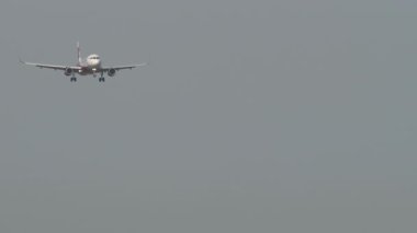 ALMATY, KAZAKHSTAN - 27 Haziran 2024 Airbus A320, FlyArystan 'dan EI-KBO, yan görüş. Uçak geliyor. Seyahat kavramı