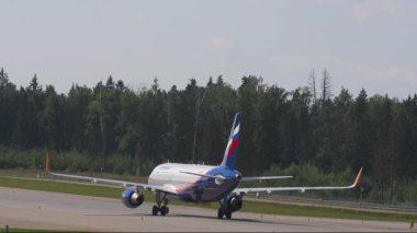 MOSCOW, Rusya Federasyonu - 31 Temmuz 2021: Ticari Airbus A320, Sheremetyevo havaalanında taksicilik yapan Aeroflot 'tan VQ-BSJ. Seyahat kavramı