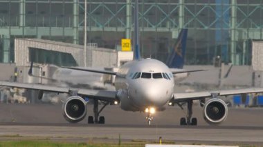 ALMATY, KAZAKHSTAN - 27 Haziran 2024: Jet Airbus A321, Air Astana 'dan EI-KDA Almaty Havaalanı' nda taksicilik yapıyor. Seyahat kavramı