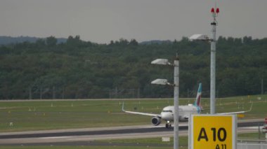 DÜKSELDORF, ALMANY - 24 Temmuz 2017: Airbus A320, Eurowings 'den D-AEWG Düsseldorf havaalanından kalkış. Uçak uçuyor, yan görüş. Seyahat kavramı