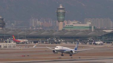 HONG KONG - 29 Ocak 2025: Tüm Nippon Havayollarından Boeing 787 Dreamliner Hong Kong Chek Kap Kok havaalanından havalandı. Uçak kalkıyor. Beneklenme