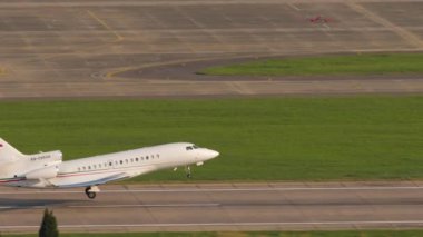 SOCHI, RUSSIA - 02 Ağustos 2022: Dassault Falcon 8X, RA-09606 Tataristan Hükümeti havalanıyor, yan görüş