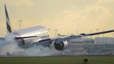 AMSTERDAM, NETHERLANDS - 25 Temmuz 2017: Geniş gövdeli Boeing 777, Emirates SkyCargo 'dan A6-EFG piste iniş ve iniş. Uçak fren yapıyor, geliyor.