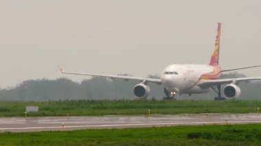 ALMATY, KAZAKHSTAN - 12 Mayıs 2024: havaalanında kargo uçağı. Uçak gemisi A330, Hong Kong Hava Taşımacılığı B-LNX Almaty Havaalanı 'nda taksicilik yapıyor.