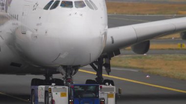 FRANKFURT AM MAIN, ALMANY - 20 Temmuz 2017: Tug, Tayland Havayolları 'nın dev yolcu uçağı A380' i çekiyor. Kokpitin dışı