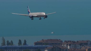 SOCHI, RUSSIA - 27 Temmuz 2022: Boeing 777, RA-73158 Aeroflot uçağı Sochi Havaalanı 'na indi. Uçak geliyor. Seyahat kavramı