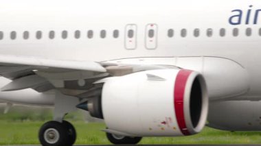 ALMATY, KAZAKHSTAN - 11 Mayıs 2024: Airbus A320 Almaty havaalanında taksicilik. Havaalanında yolcu uçağı var. Seyahat konsepti. Beneklenme