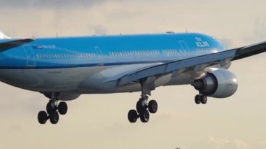 AMSTERDAM, NETHERLANDS - 25 Temmuz 2017: görüntülü Airbus A330, KLM PH-AOM Schiphol Havaalanı, Amsterdam, yan görüş. Uçak geliyor, piste iniyor.