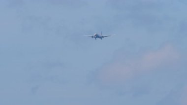 Düşük ihtimal, jet uçağı inişe geçiyor. Tanınamaz halde olan uçaklar iniyor. Mavi gökyüzünde uçaklar