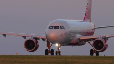 KAZAN, RUSSIA - 05 Ağustos 2022: Airbus A319, RA-73205 Rossiya pisti Kazan havaalanı gün batımında. Seyahat kavramı
