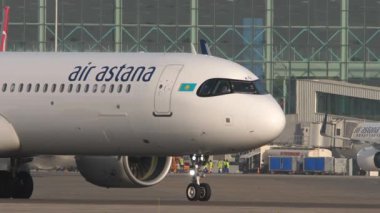 ALMATY, KAZAKHSTAN - 27 Haziran 2024: Airbus A321, Air Astana 'dan EI-KGC Almaty Havaalanı, yan görüş. Uçak kalkışa hazır.