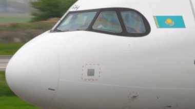 ALMATY, KAZAKHSTAN - 11 Mayıs 2024: Aircraft Airbus A321neo, EI-KGH Air Astana havaalanında taksicilik. Havaalanında yolcu uçağı var. Seyahat konsepti. Beneklenme