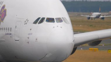 FRANKFURT AM MAIN, ALMANY - 20 Temmuz 2017: Airbus A380 Tayland Havayolları, kapatın. Kokpitin dışında. Römorkör büyük yolcu uçağını çekiyor.
