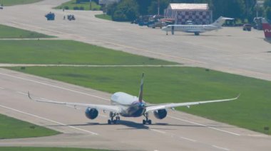 SOCHI, RUSSIA - 27 AĞUSTOS 2022: Airbus A350, RA-73151 Aeroflot kalkış, arka görüş. Uçak kalkıyor. Uçak kalkıyor.